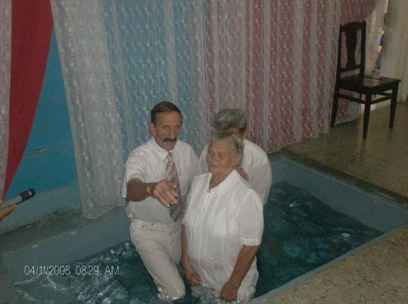 Pastor Calderin bautizando a su hija Ishi
