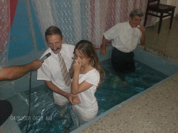 Pastor Calderin bautizando a su hija Ishi